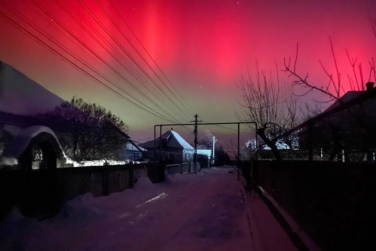 Від червоного та пурпурного – до зеленого: в небі у Дніпрі та області вночі можна було побачити полярне сяйво 8