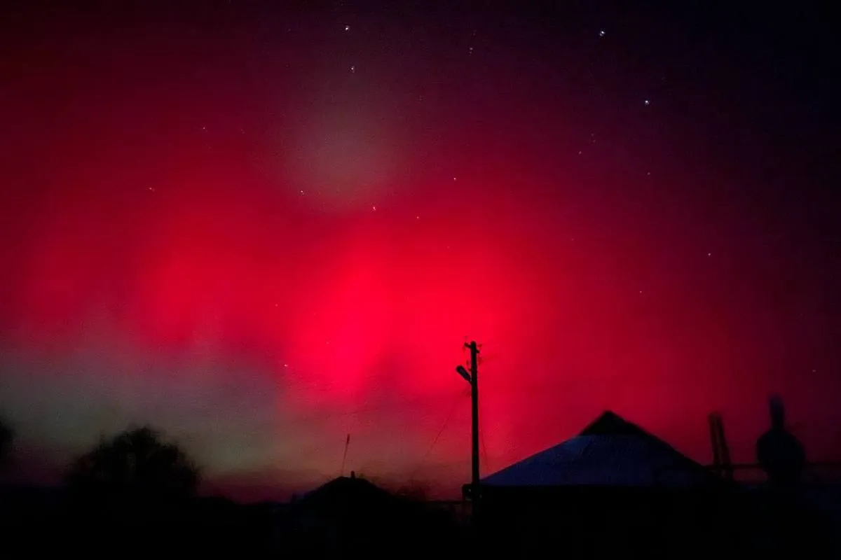 Від червоного та пурпурного – до зеленого: в небі у Дніпрі та області вночі можна було побачити полярне сяйво 1