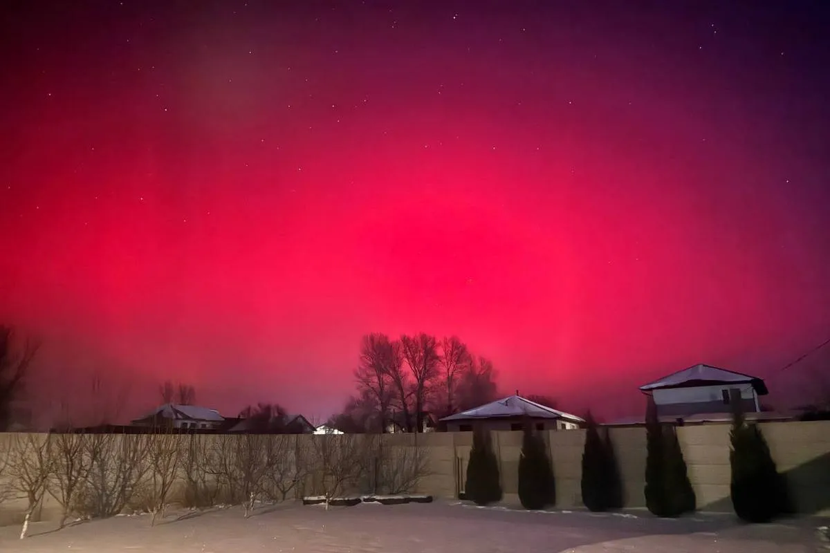 Від червоного та пурпурного – до зеленого: в небі у Дніпрі та області вночі можна було побачити полярне сяйво 11