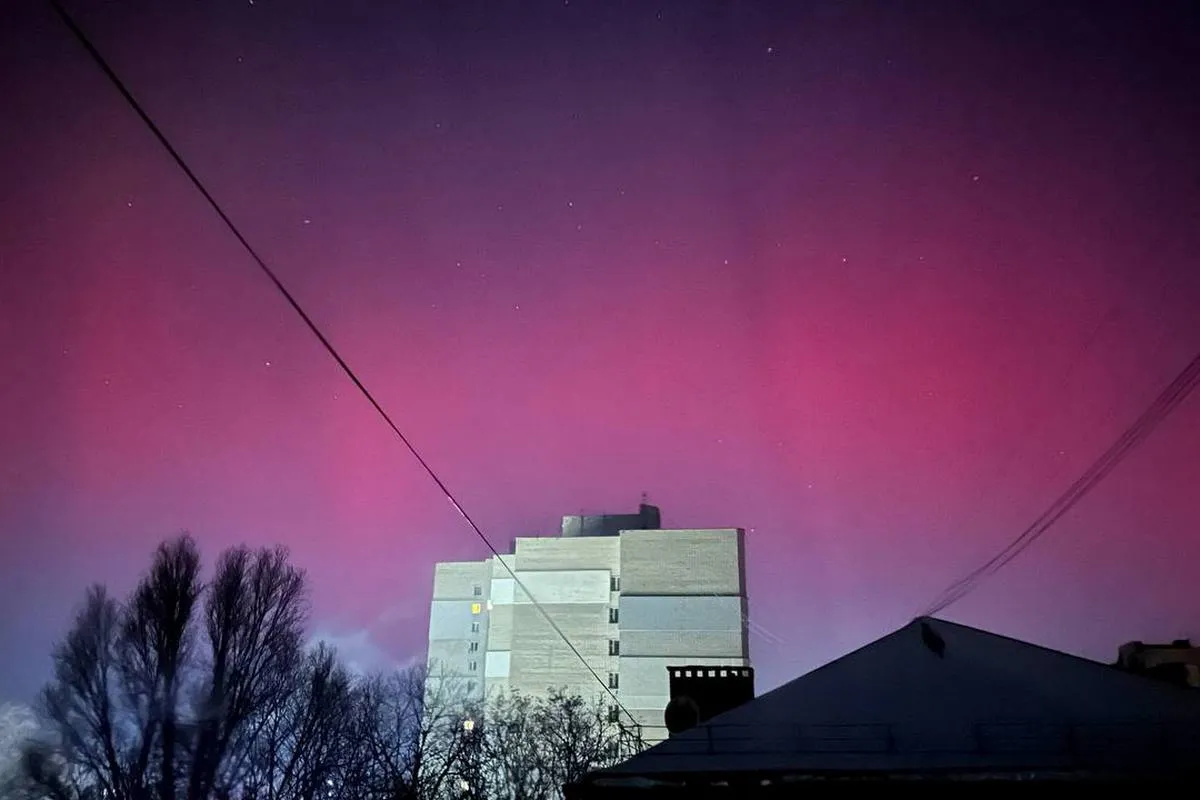 Від червоного та пурпурного – до зеленого: в небі у Дніпрі та області вночі можна було побачити полярне сяйво 15