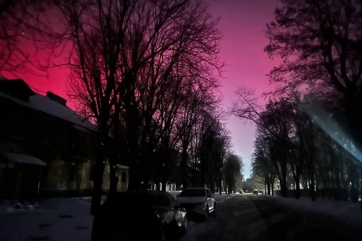 Від червоного та пурпурного – до зеленого: в небі у Дніпрі та області вночі можна було побачити полярне сяйво 2