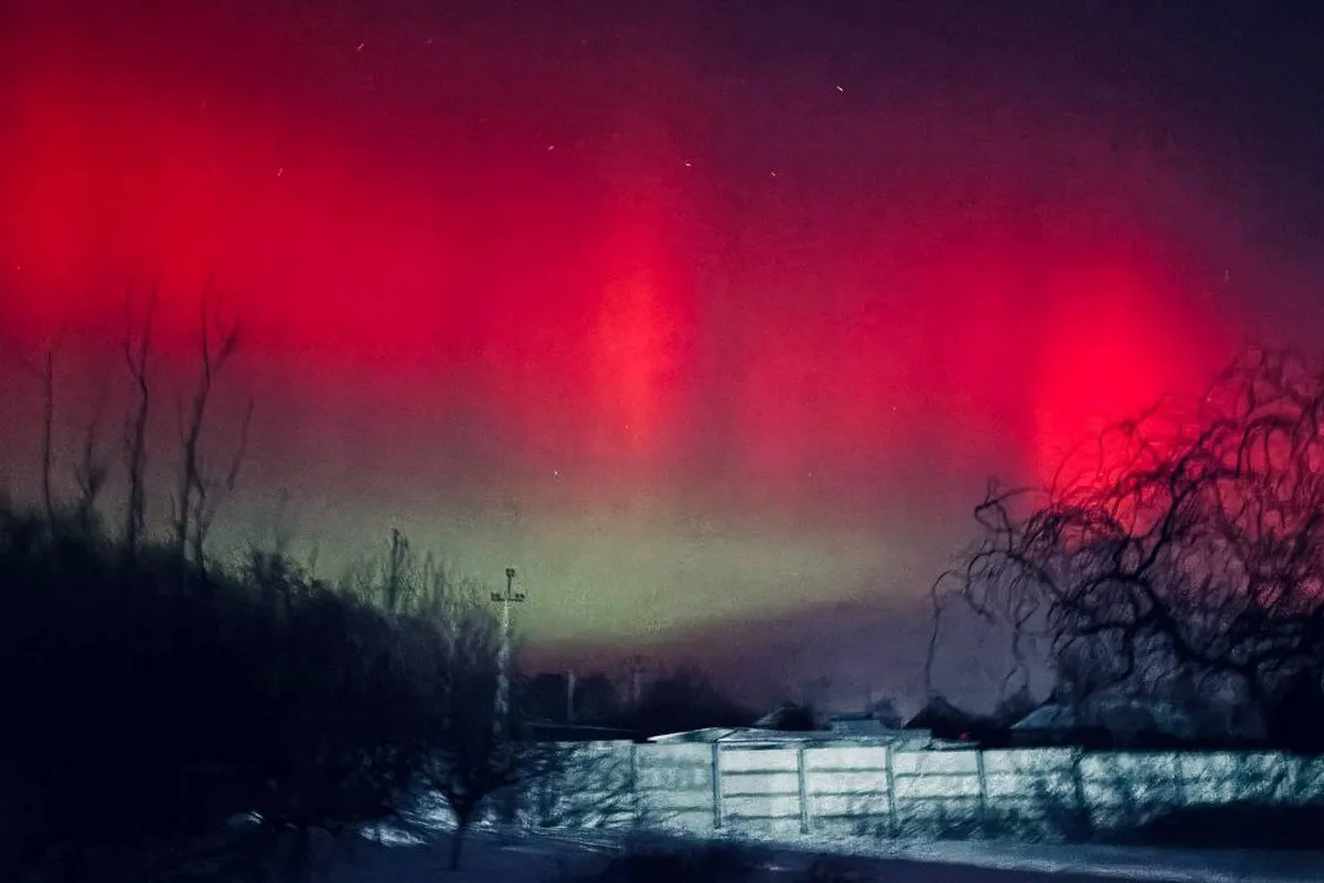 Від червоного та пурпурного – до зеленого: в небі у Дніпрі та області вночі можна було побачити полярне сяйво 4