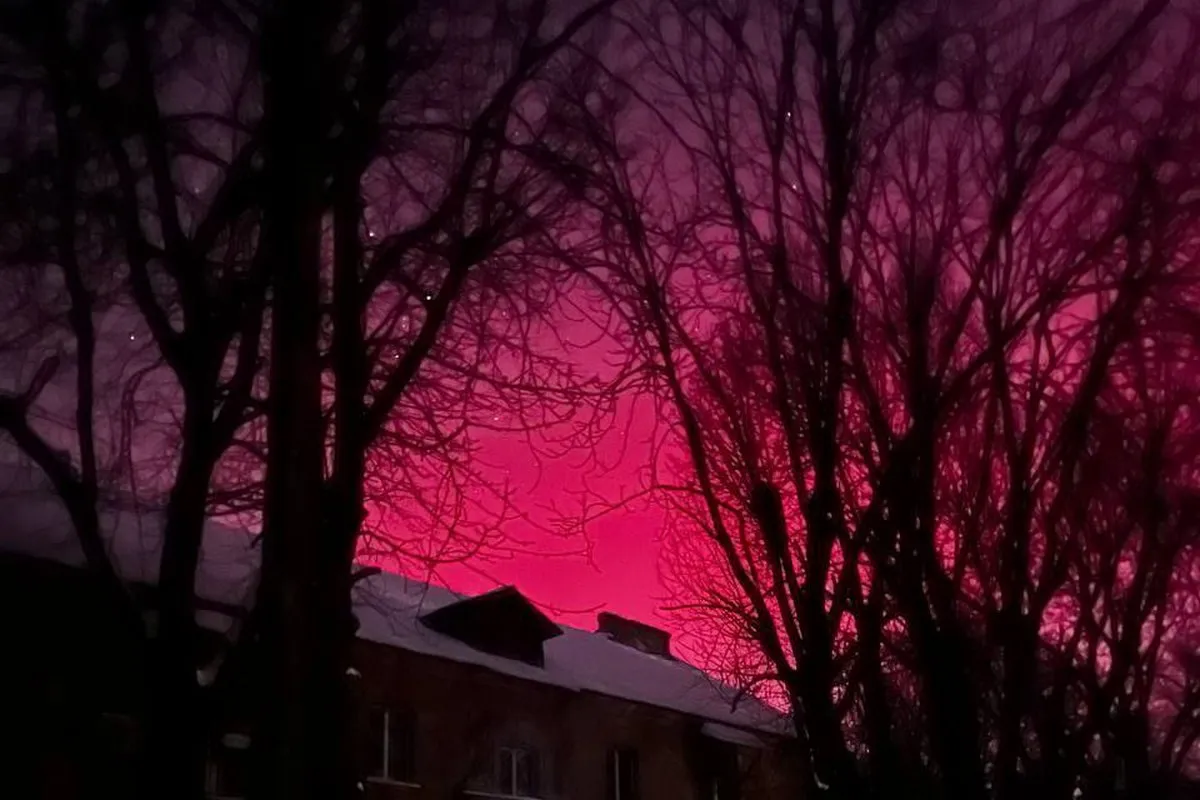 Від червоного та пурпурного – до зеленого: в небі у Дніпрі та області вночі можна було побачити полярне сяйво 6