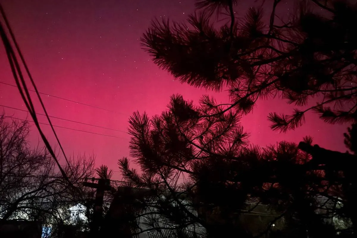 Від червоного та пурпурного – до зеленого: в небі у Дніпрі та області вночі можна було побачити полярне сяйво 9