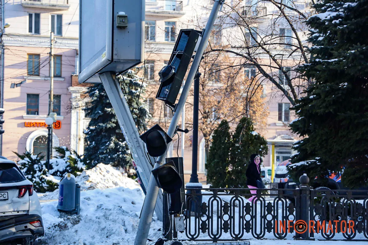 На Яворницького у Дніпрі Hyundai після ДТП зніс світлофор: на місці працюють комунальники 10