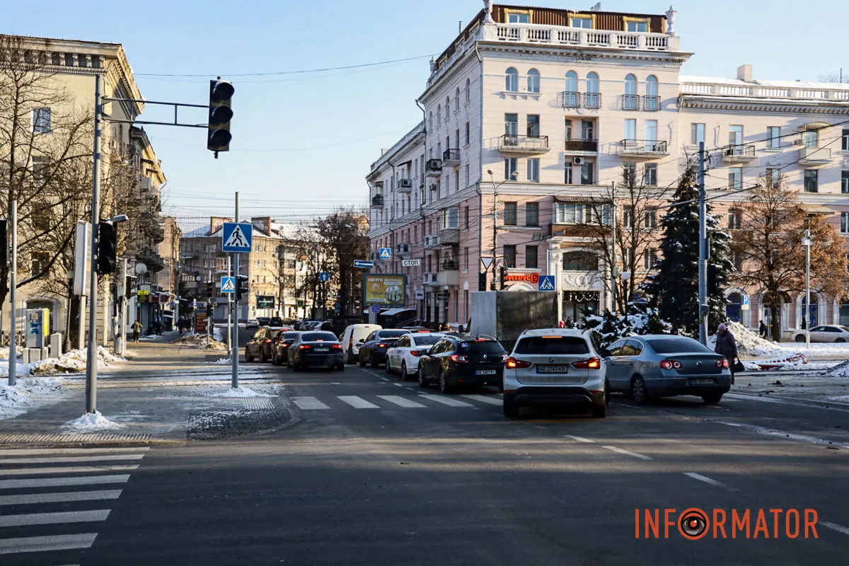 На Яворницького у Дніпрі Hyundai після ДТП зніс світлофор: на місці працюють комунальники 11