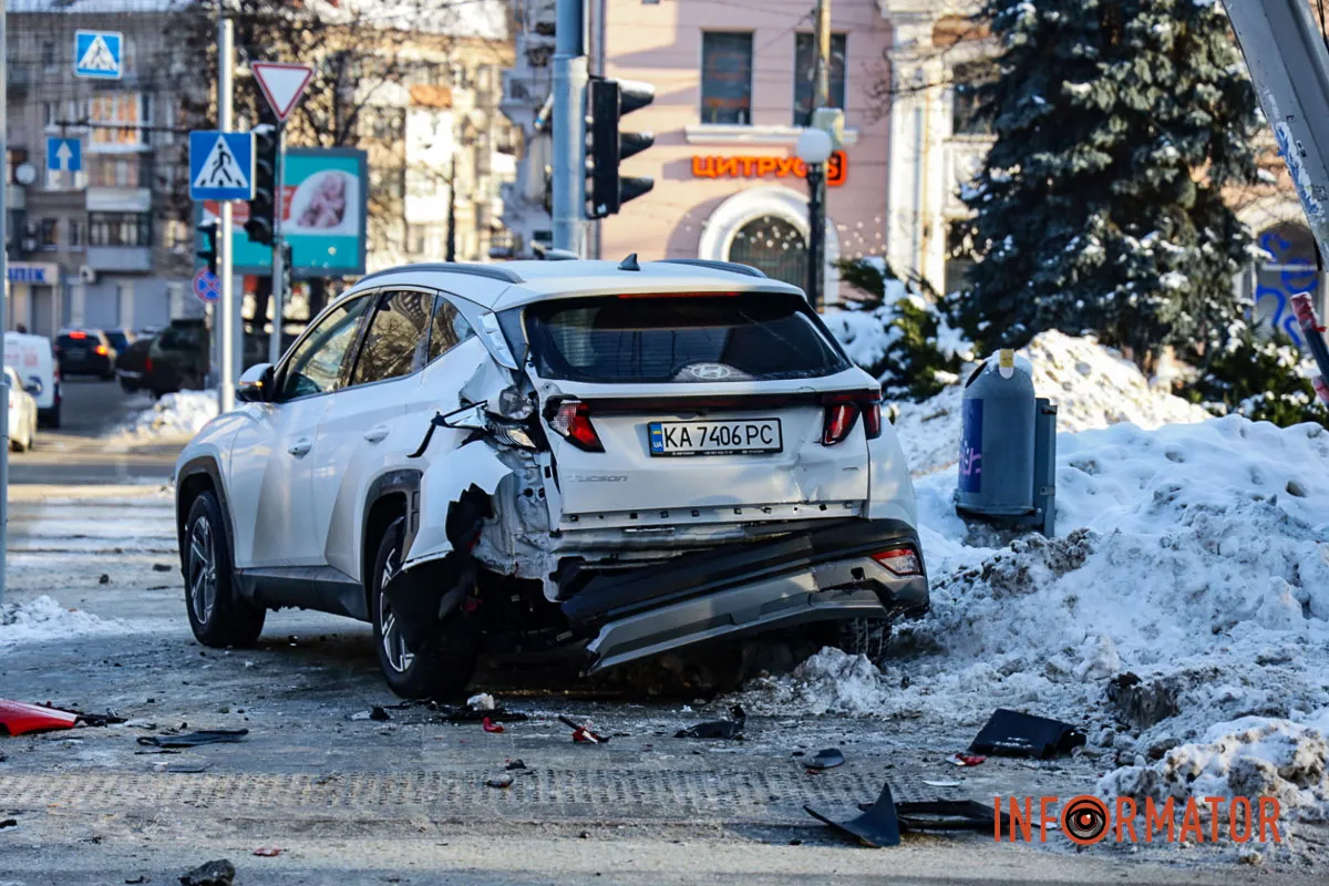 На Яворницького у Дніпрі Hyundai після ДТП зніс світлофор: на місці працюють комунальники 12