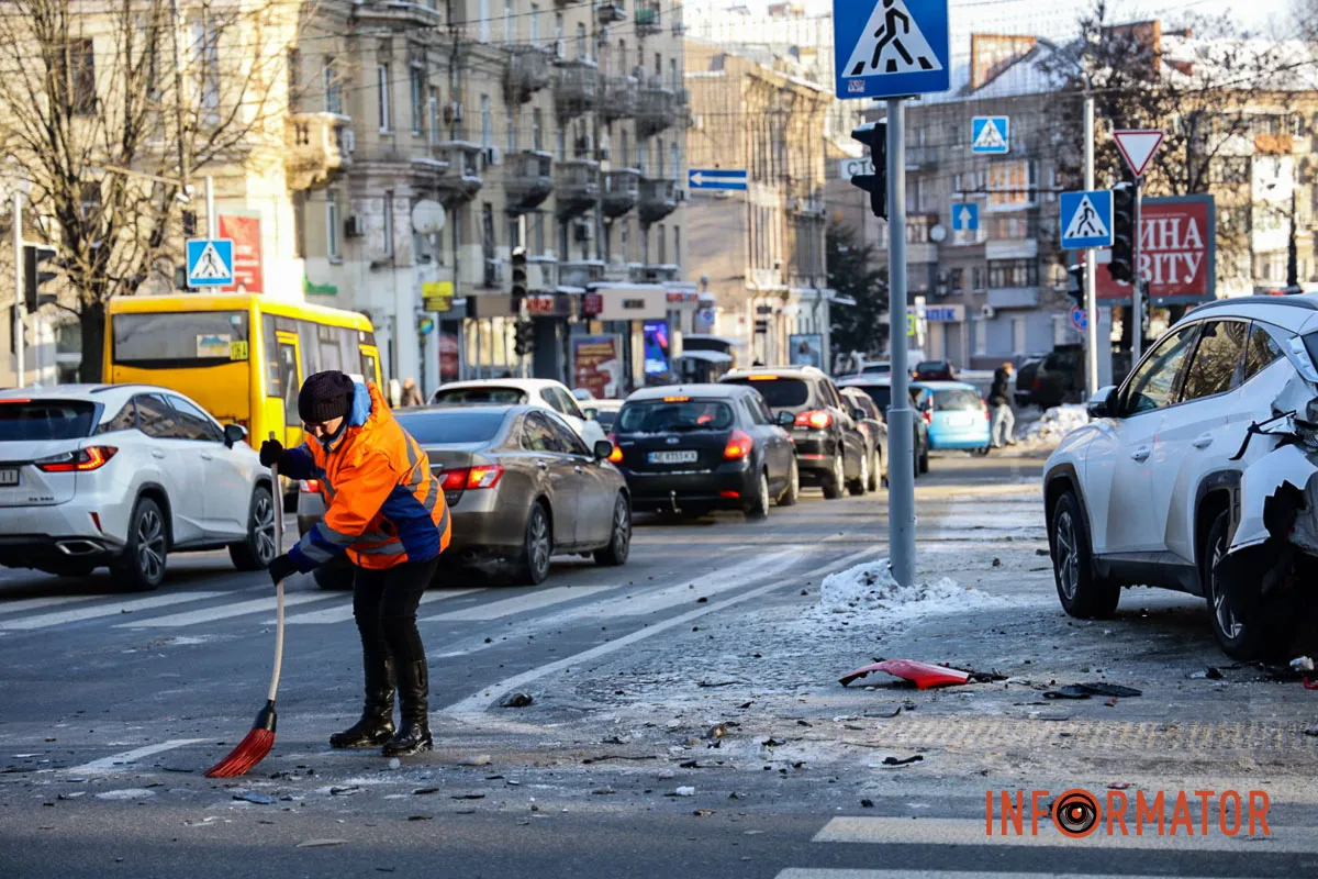 На Яворницького у Дніпрі Hyundai після ДТП зніс світлофор: на місці працюють комунальники 2