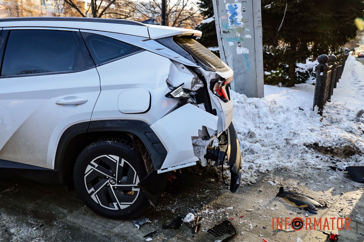 На Яворницького у Дніпрі Hyundai після ДТП зніс світлофор: на місці працюють комунальники 7
