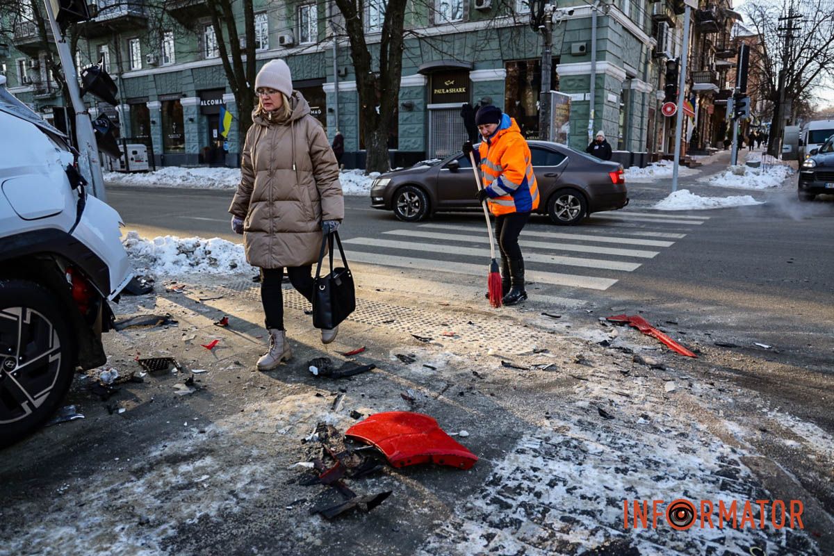 На Яворницького у Дніпрі Hyundai після ДТП зніс світлофор: на місці працюють комунальники 1