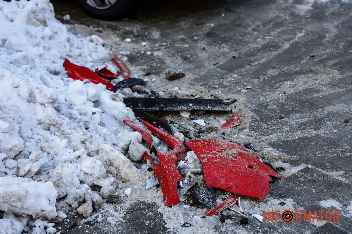 На Яворницького у Дніпрі Hyundai після ДТП зніс світлофор: на місці працюють комунальники 3