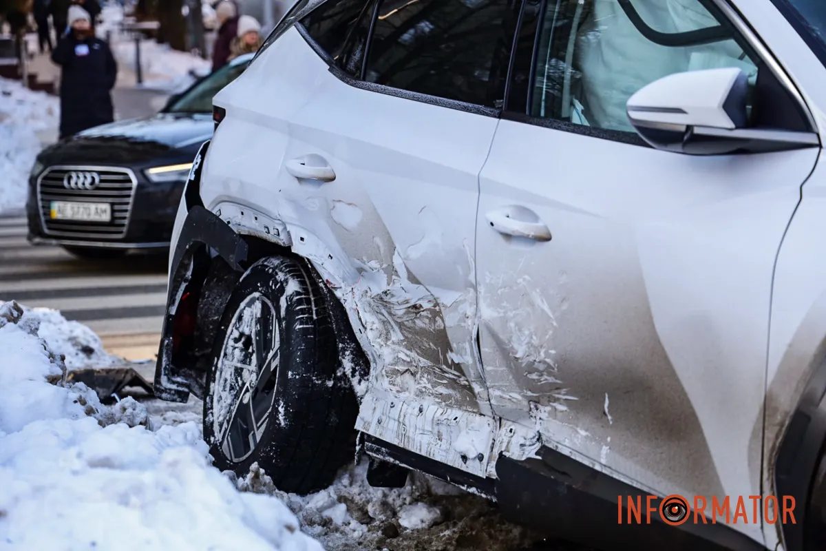 На Яворницького у Дніпрі Hyundai після ДТП зніс світлофор: на місці працюють комунальники 4