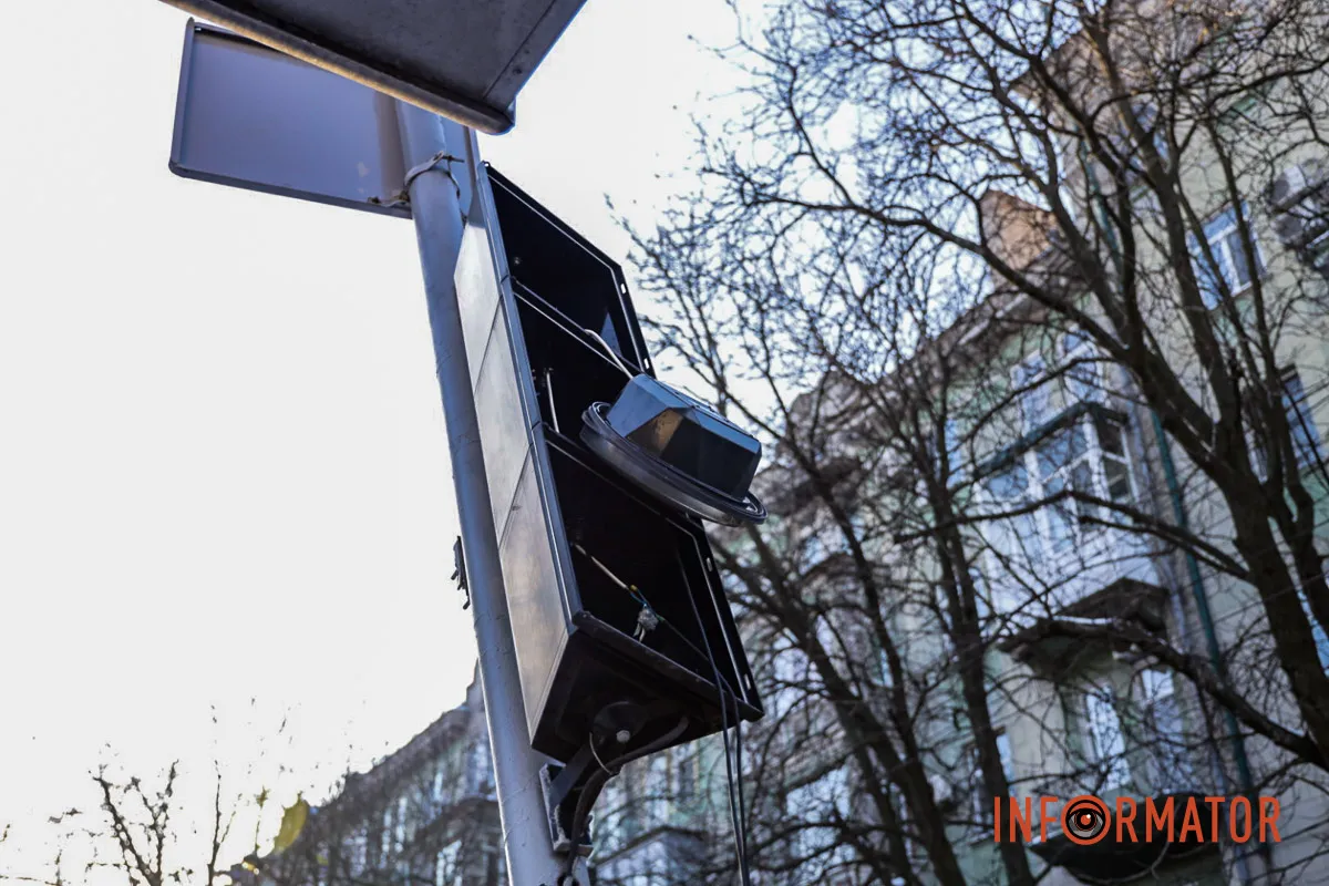 На Яворницького у Дніпрі Hyundai після ДТП зніс світлофор: на місці працюють комунальники 6