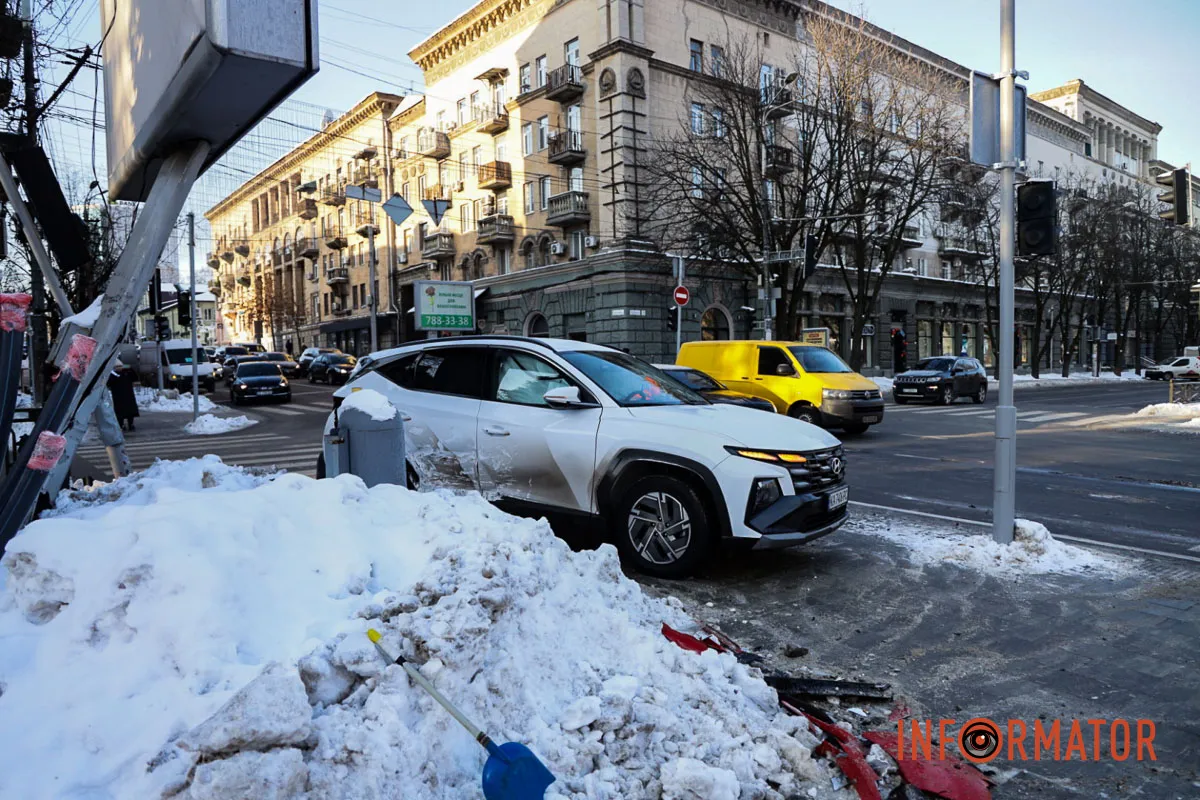 На Яворницького у Дніпрі Hyundai після ДТП зніс світлофор: на місці працюють комунальники 5