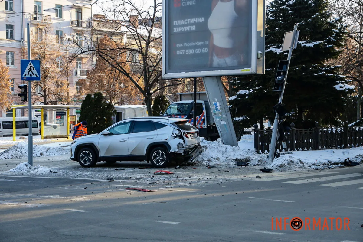 На Яворницького у Дніпрі Hyundai після ДТП зніс світлофор: на місці працюють комунальники 9