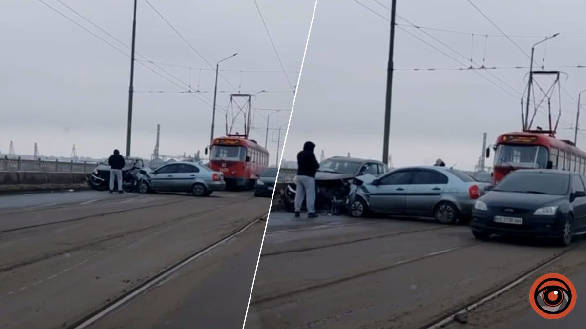 У Дніпрі на Старому мосту сталася серйозна ДТП: рух заблоковано