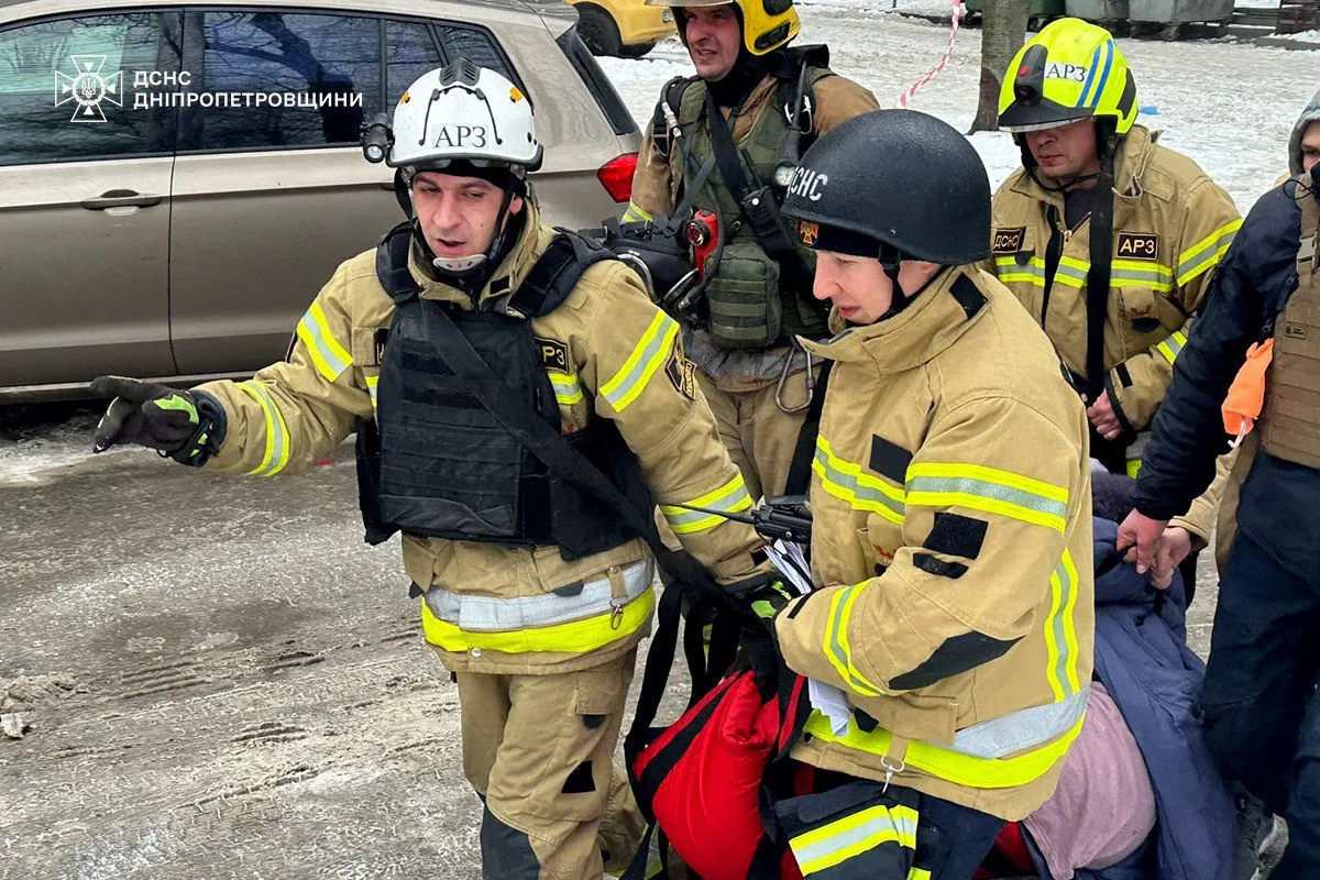 Була частково зруйнована 16-поверхівка Була частково зруйнована 16-поверхівка