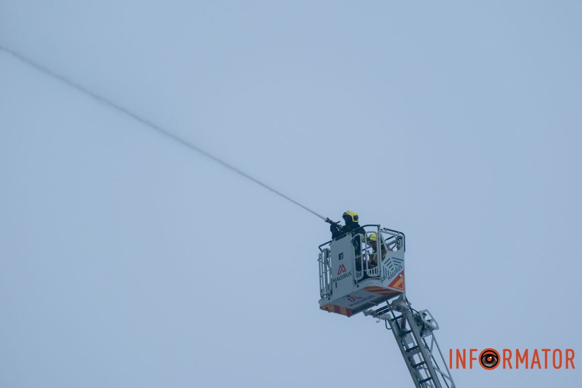 Понівечена багатоповерхівка, дим і рятувальна операція: що відбувалося біля будинку, в який ворог вдарив дроном у Дніпрі 2