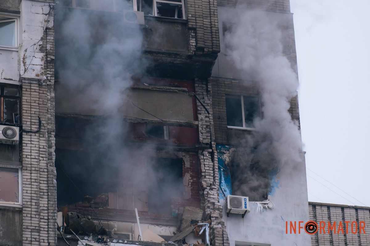 Понівечена багатоповерхівка, дим і рятувальна операція: що відбувалося біля будинку, в який ворог вдарив дроном у Дніпрі 1
