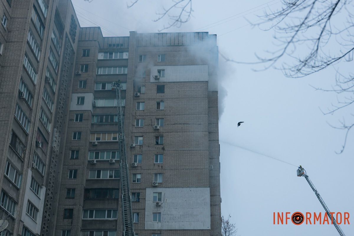 Понівечена багатоповерхівка, дим і рятувальна операція: що відбувалося біля будинку, в який ворог вдарив дроном у Дніпрі 6
