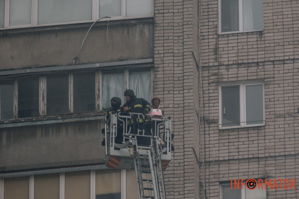 Понівечена багатоповерхівка, дим і рятувальна операція: що відбувалося біля будинку, в який ворог вдарив дроном у Дніпрі 5