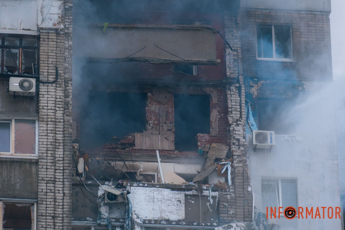 Понівечена багатоповерхівка, дим і рятувальна операція: що відбувалося біля будинку, в який ворог вдарив дроном у Дніпрі 4