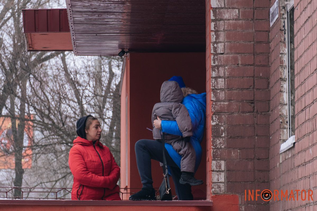 Понівечена багатоповерхівка, дим і рятувальна операція: що відбувалося біля будинку, в який ворог вдарив дроном у Дніпрі 3