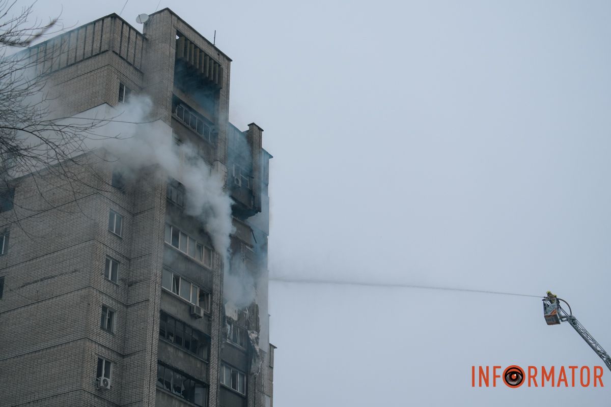 Понівечена багатоповерхівка, дим і рятувальна операція: що відбувалося біля будинку, в який ворог вдарив дроном у Дніпрі 17