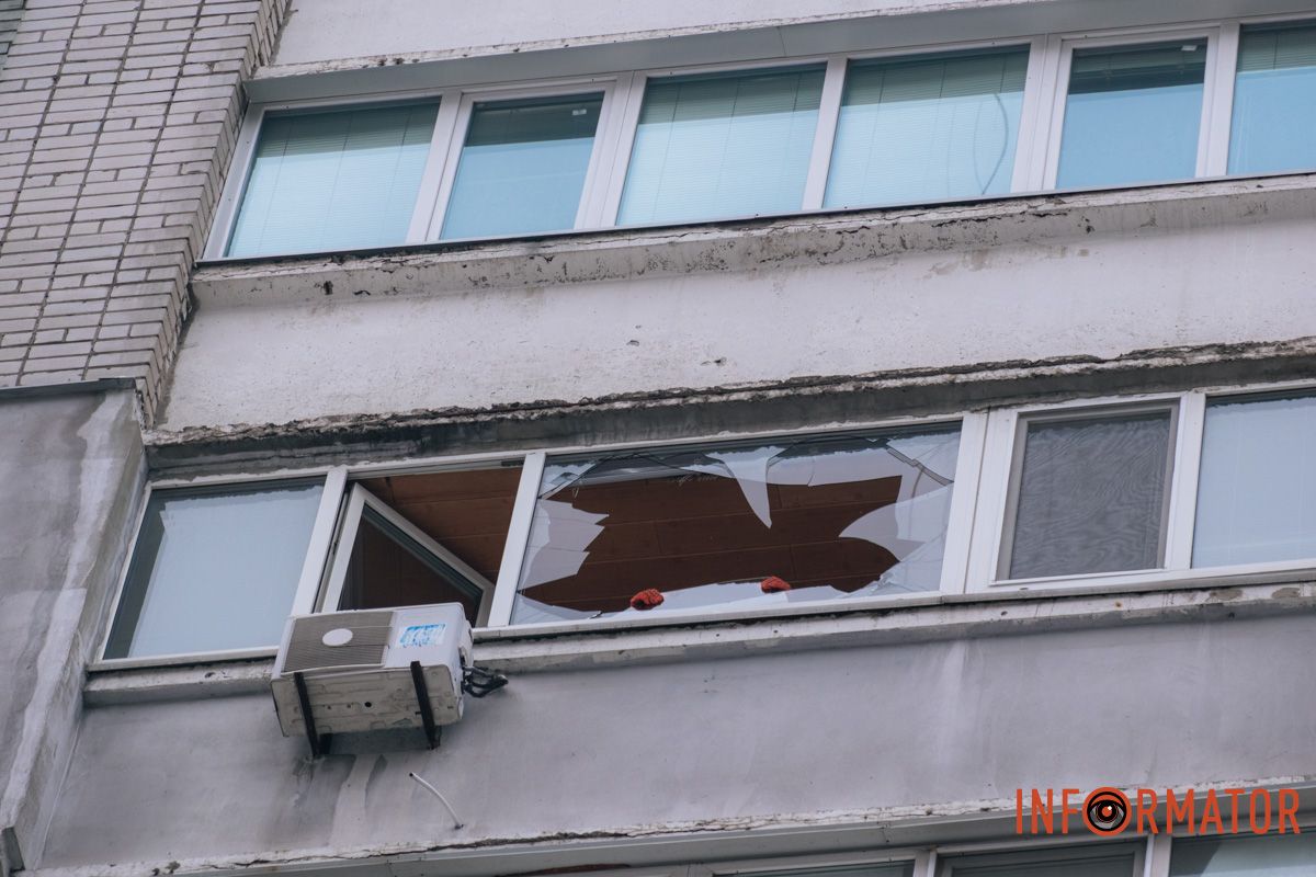 Понівечена багатоповерхівка, дим і рятувальна операція: що відбувалося біля будинку, в який ворог вдарив дроном у Дніпрі 18