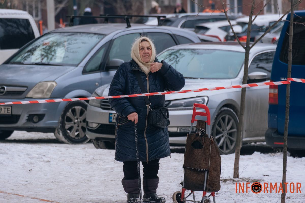 Понівечена багатоповерхівка, дим і рятувальна операція: що відбувалося біля будинку, в який ворог вдарив дроном у Дніпрі 7