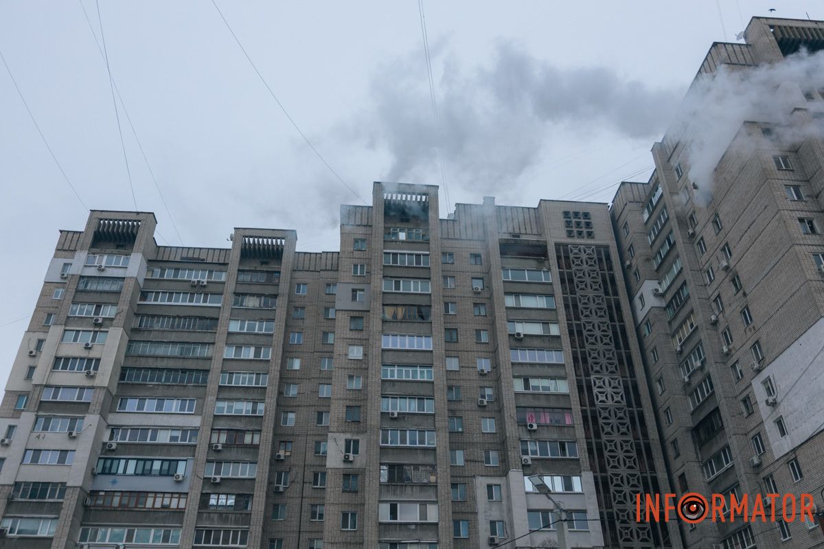 Понівечена багатоповерхівка, дим і рятувальна операція: що відбувалося біля будинку, в який ворог вдарив дроном у Дніпрі 9