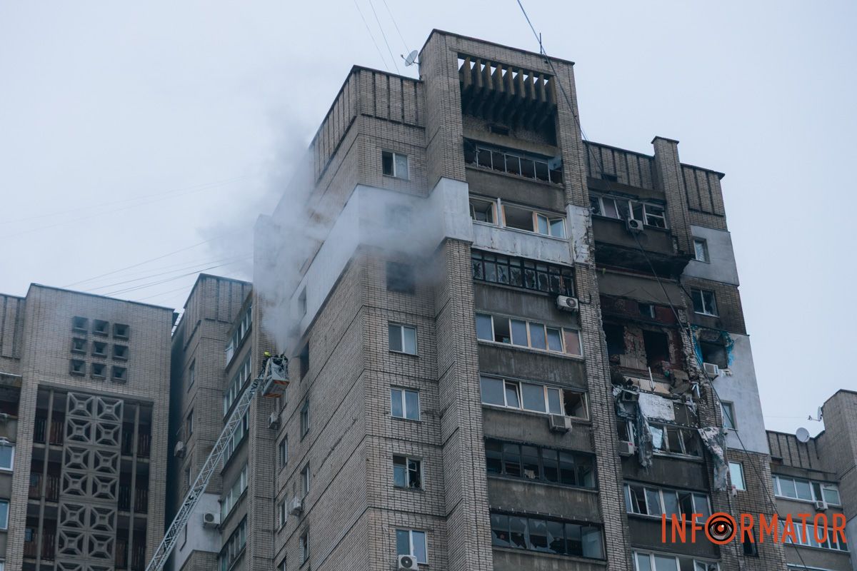 Понівечена багатоповерхівка, дим і рятувальна операція: що відбувалося біля будинку, в який ворог вдарив дроном у Дніпрі 21