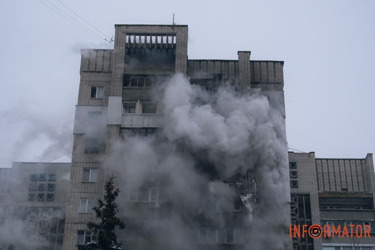 Понівечена багатоповерхівка, дим і рятувальна операція: що відбувалося біля будинку, в який ворог вдарив дроном у Дніпрі 13