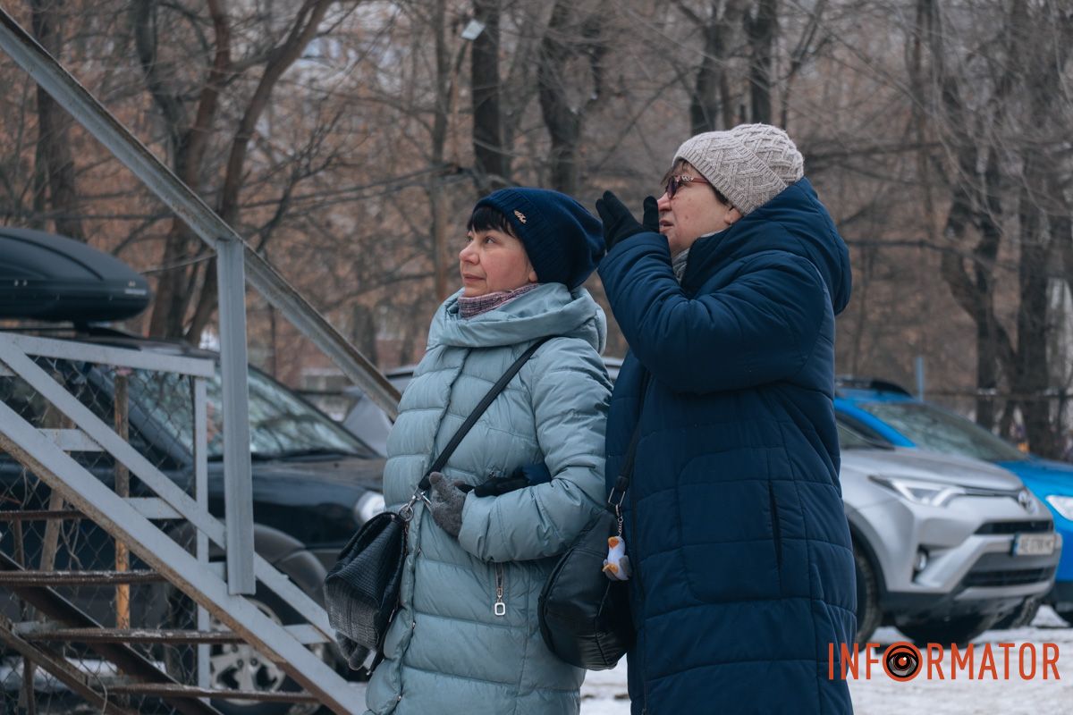 Понівечена багатоповерхівка, дим і рятувальна операція: що відбувалося біля будинку, в який ворог вдарив дроном у Дніпрі 15