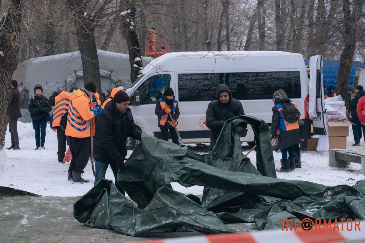 Понівечена багатоповерхівка, дим і рятувальна операція: що відбувалося біля будинку, в який ворог вдарив дроном у Дніпрі 8