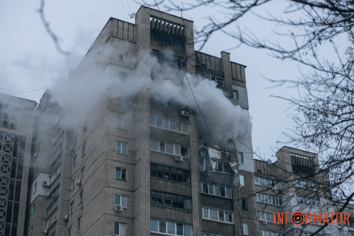Понівечена багатоповерхівка, дим і рятувальна операція: що відбувалося біля будинку, в який ворог вдарив дроном у Дніпрі 11