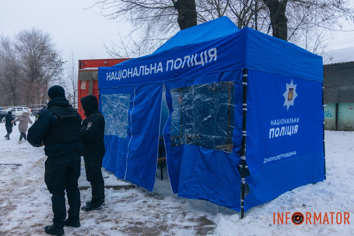 Понівечена багатоповерхівка, дим і рятувальна операція: що відбувалося біля будинку, в який ворог вдарив дроном у Дніпрі 14