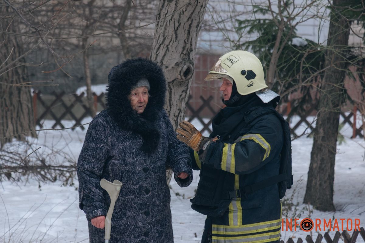 Понівечена багатоповерхівка, дим і рятувальна операція: що відбувалося біля будинку, в який ворог вдарив дроном у Дніпрі 19