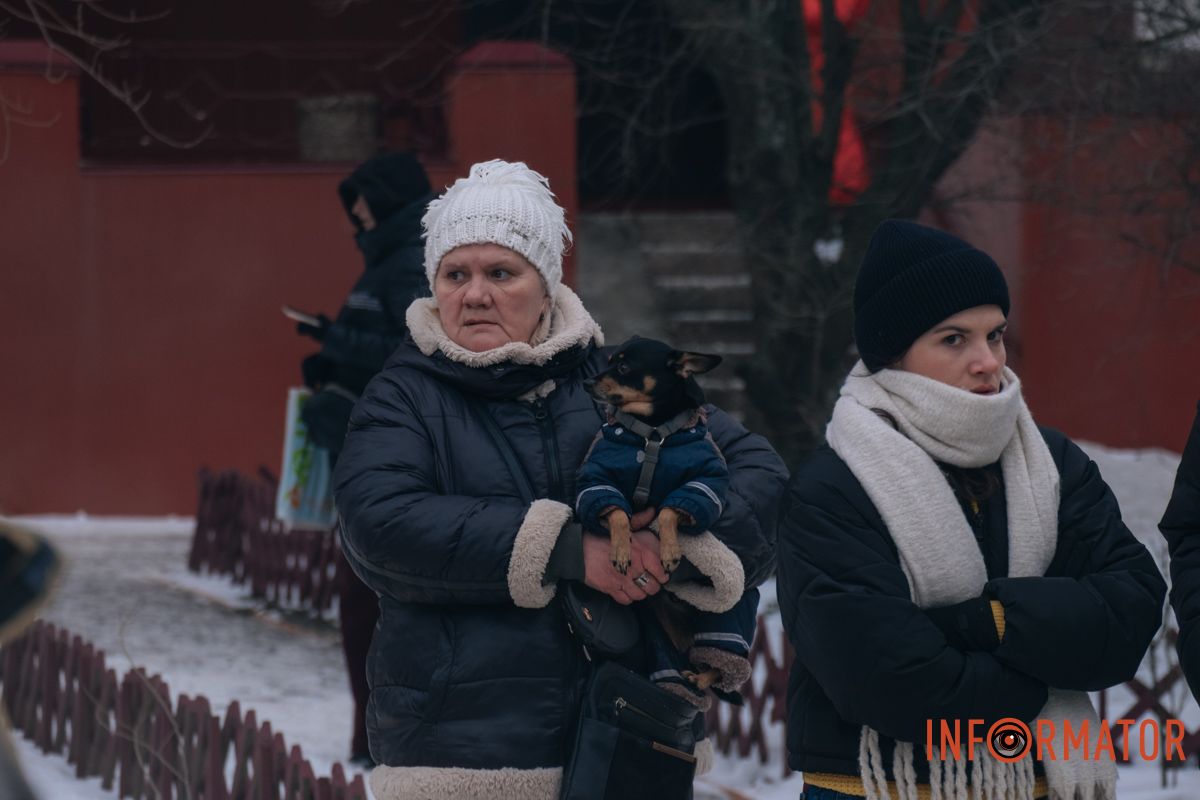 Понівечена багатоповерхівка, дим і рятувальна операція: що відбувалося біля будинку, в який ворог вдарив дроном у Дніпрі 12