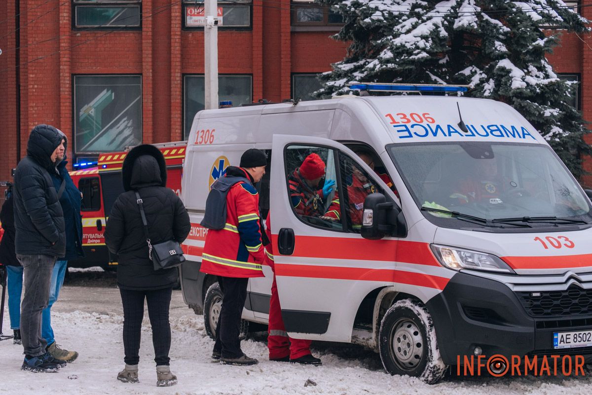 Понівечена багатоповерхівка, дим і рятувальна операція: що відбувалося біля будинку, в який ворог вдарив дроном у Дніпрі 10