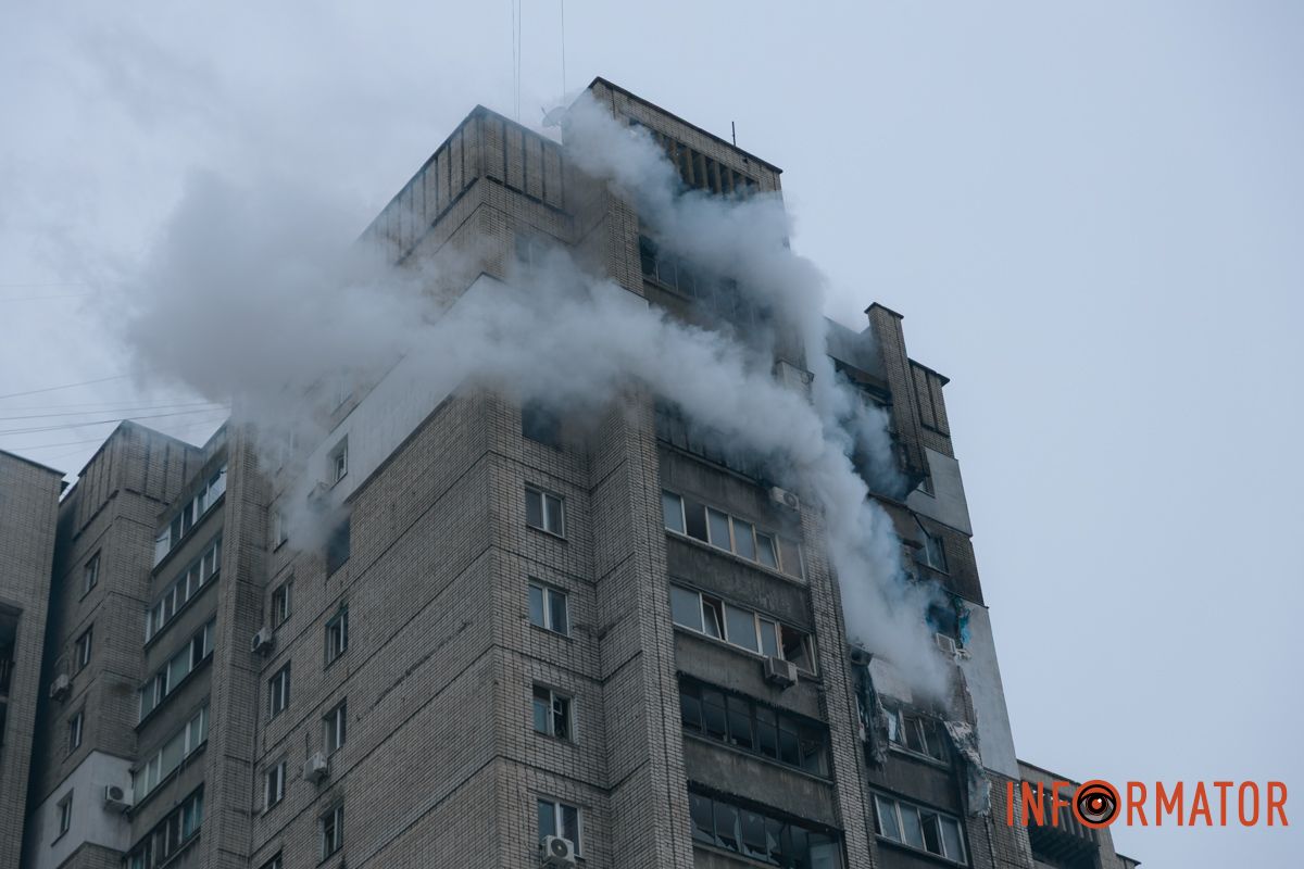 Понівечена багатоповерхівка, дим і рятувальна операція: що відбувалося біля будинку, в який ворог вдарив дроном у Дніпрі 22