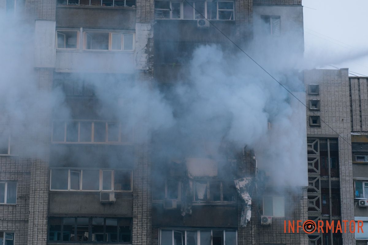 Понівечена багатоповерхівка, дим і рятувальна операція: що відбувалося біля будинку, в який ворог вдарив дроном у Дніпрі 36