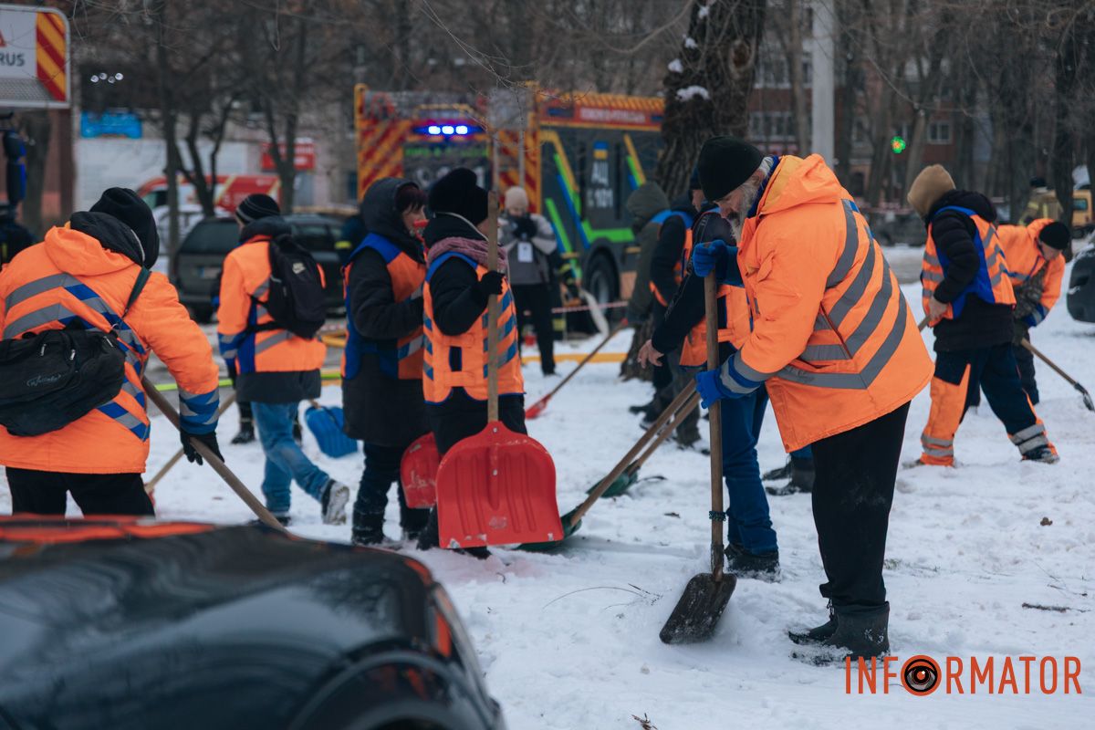 Понівечена багатоповерхівка, дим і рятувальна операція: що відбувалося біля будинку, в який ворог вдарив дроном у Дніпрі 25