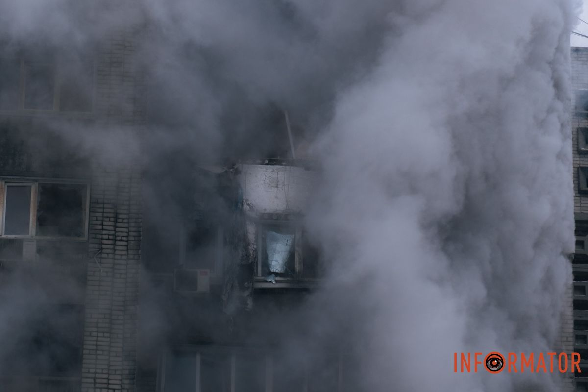 Понівечена багатоповерхівка, дим і рятувальна операція: що відбувалося біля будинку, в який ворог вдарив дроном у Дніпрі 30