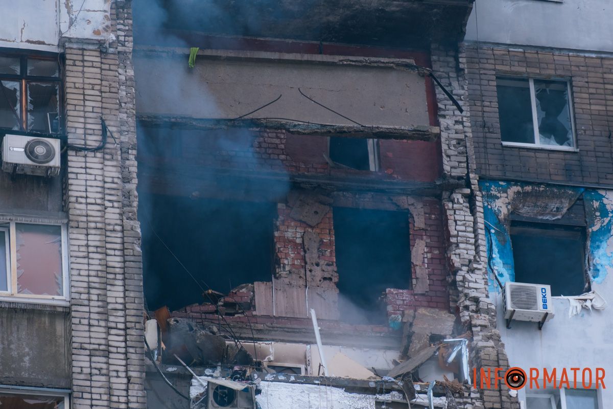 Понівечена багатоповерхівка, дим і рятувальна операція: що відбувалося біля будинку, в який ворог вдарив дроном у Дніпрі 26