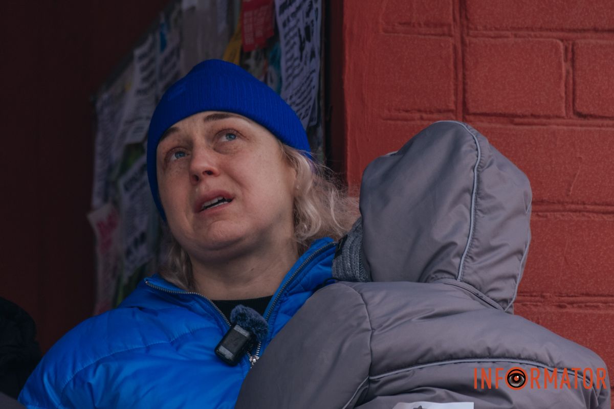 Понівечена багатоповерхівка, дим і рятувальна операція: що відбувалося біля будинку, в який ворог вдарив дроном у Дніпрі 24