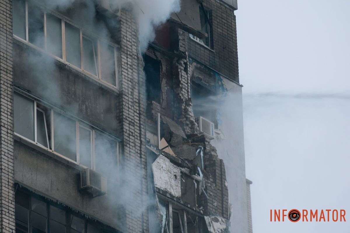 Понівечена багатоповерхівка, дим і рятувальна операція: що відбувалося біля будинку, в який ворог вдарив дроном у Дніпрі 32