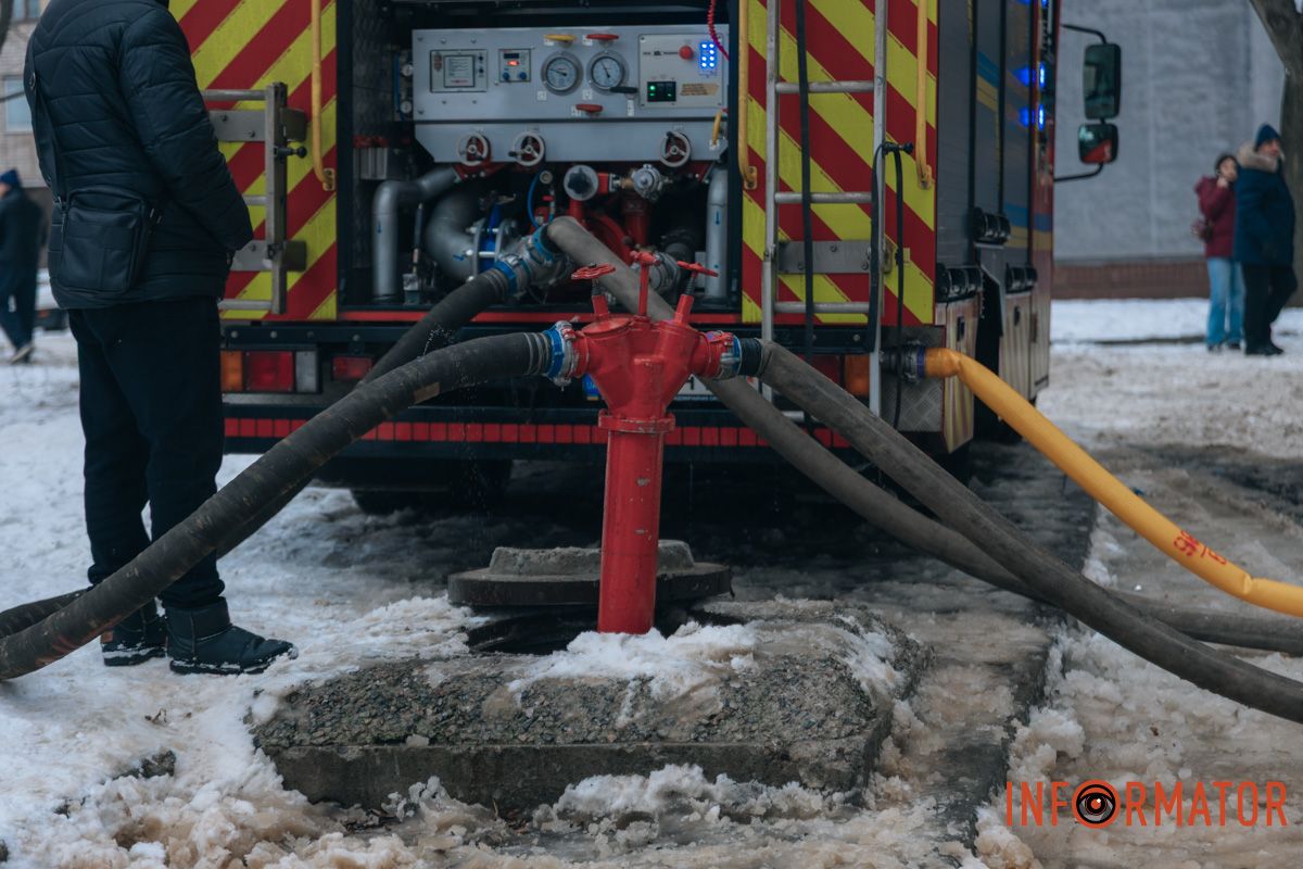 Понівечена багатоповерхівка, дим і рятувальна операція: що відбувалося біля будинку, в який ворог вдарив дроном у Дніпрі 31