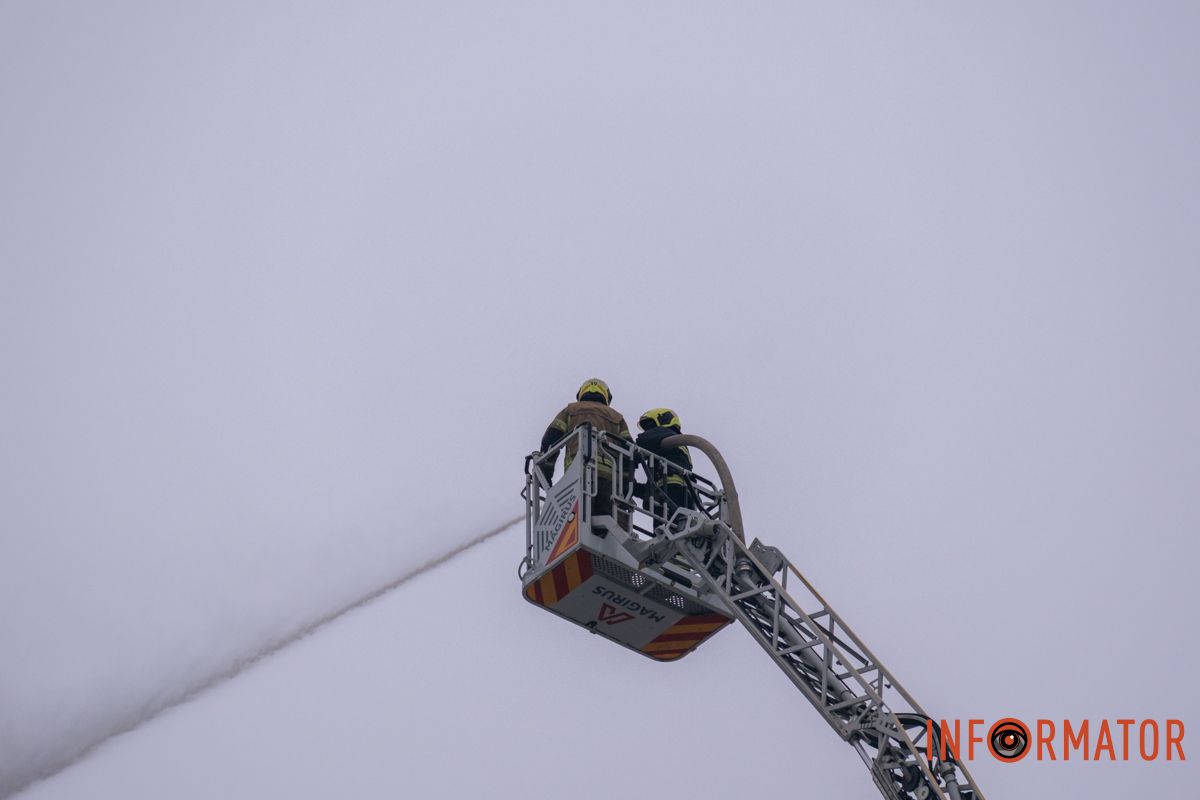 Понівечена багатоповерхівка, дим і рятувальна операція: що відбувалося біля будинку, в який ворог вдарив дроном у Дніпрі 23