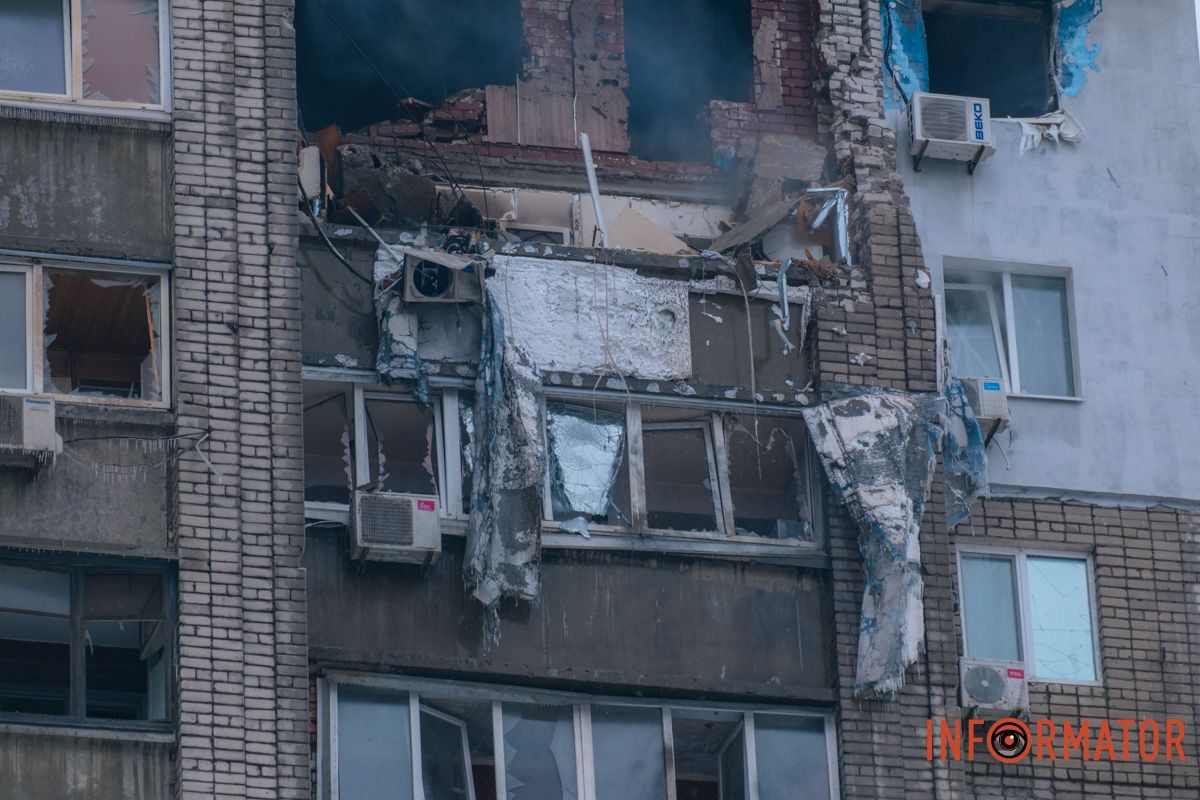 Понівечена багатоповерхівка, дим і рятувальна операція: що відбувалося біля будинку, в який ворог вдарив дроном у Дніпрі 29